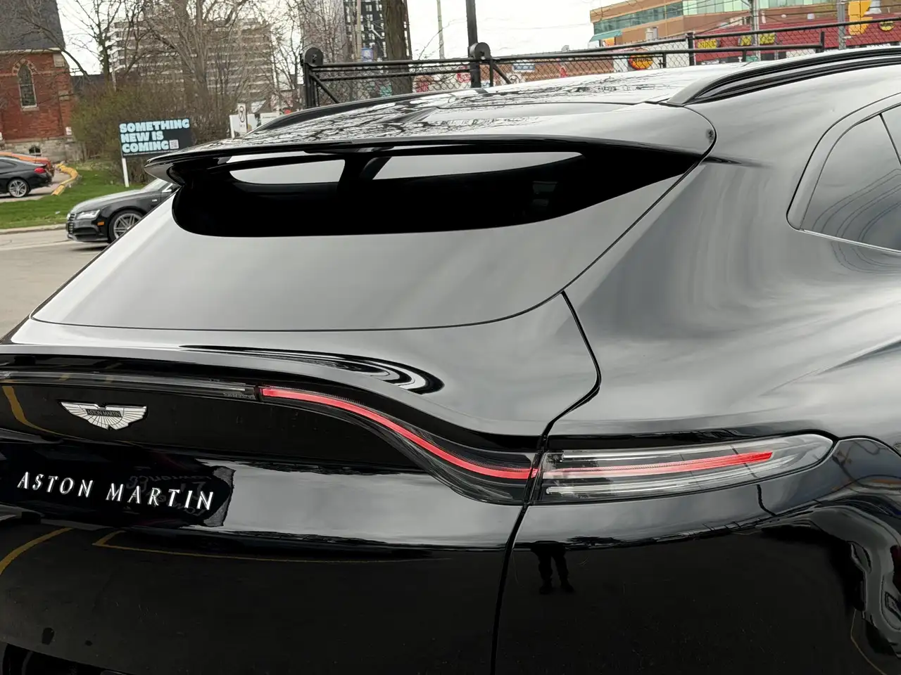 Aston Martin DBX снимка Aston Martin DBX