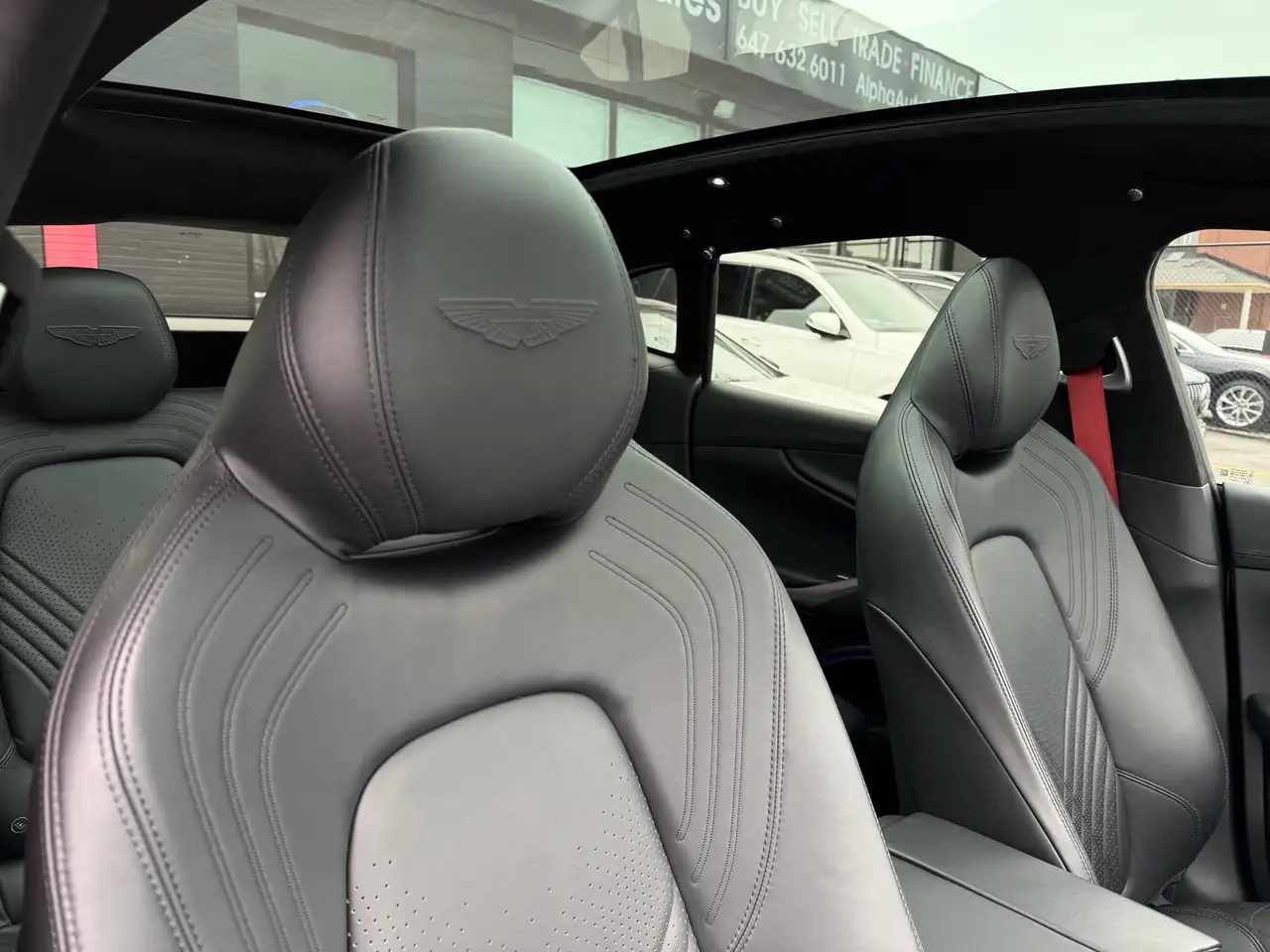 Aston Martin DBX снимка Aston Martin DBX
