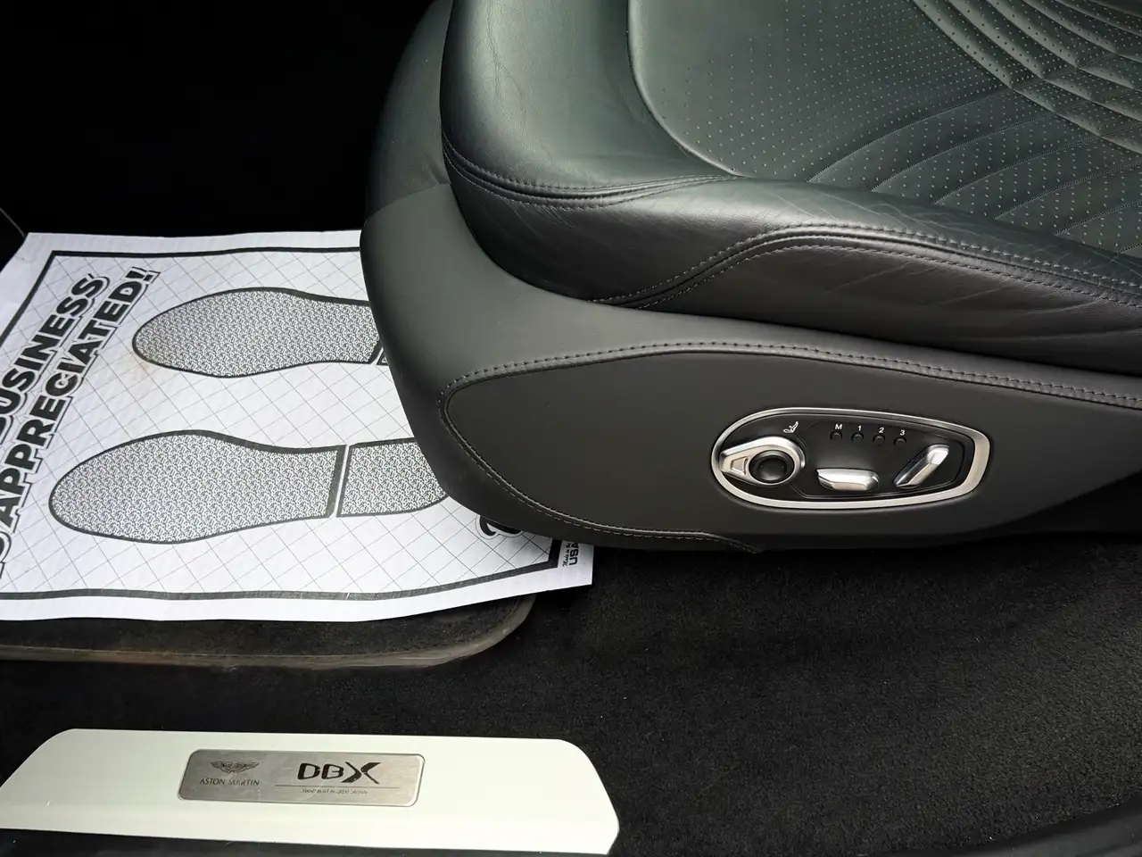 Aston Martin DBX снимка Aston Martin DBX