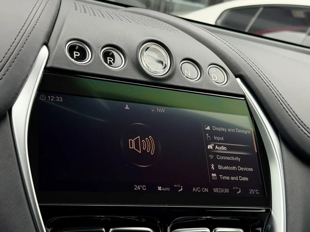 Aston Martin DBX снимка Aston Martin DBX