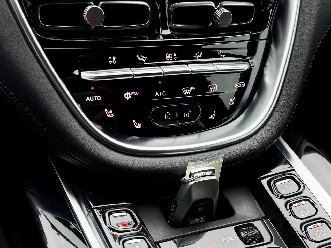 Aston Martin DBX снимка Aston Martin DBX