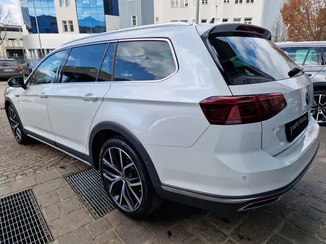 Volkswagen Passat Alltrack view 4