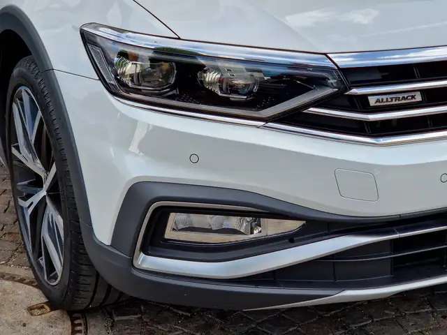 Volkswagen Passat Alltrack view 6