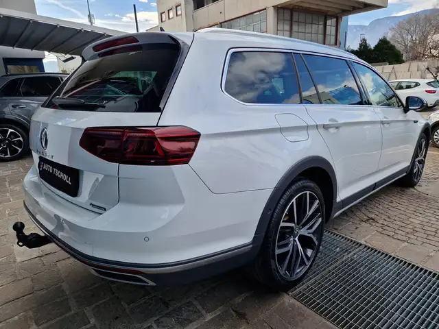 Volkswagen Passat Alltrack view 3