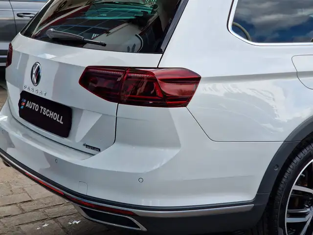 Volkswagen Passat Alltrack view 5