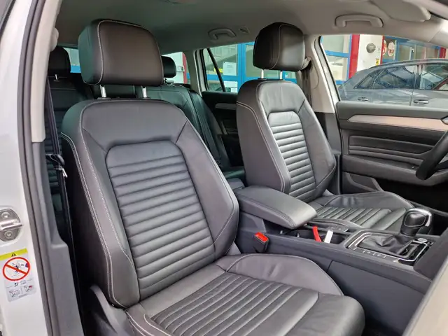 Volkswagen Passat Alltrack view 8