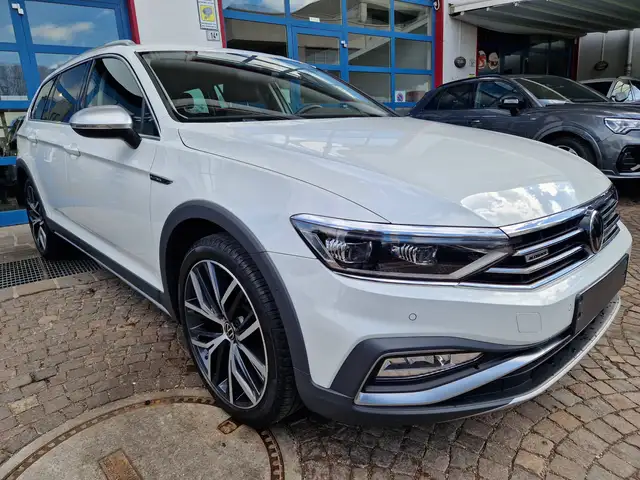 Volkswagen Passat Alltrack view 2