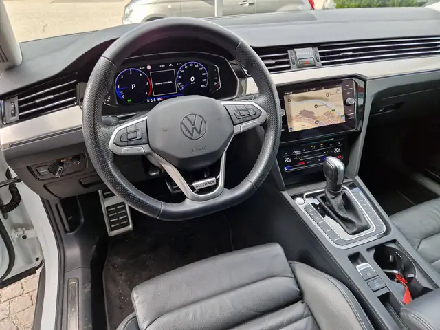 Volkswagen Passat Alltrack view 9