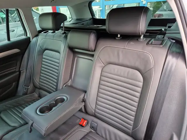 Volkswagen Passat Alltrack view 14