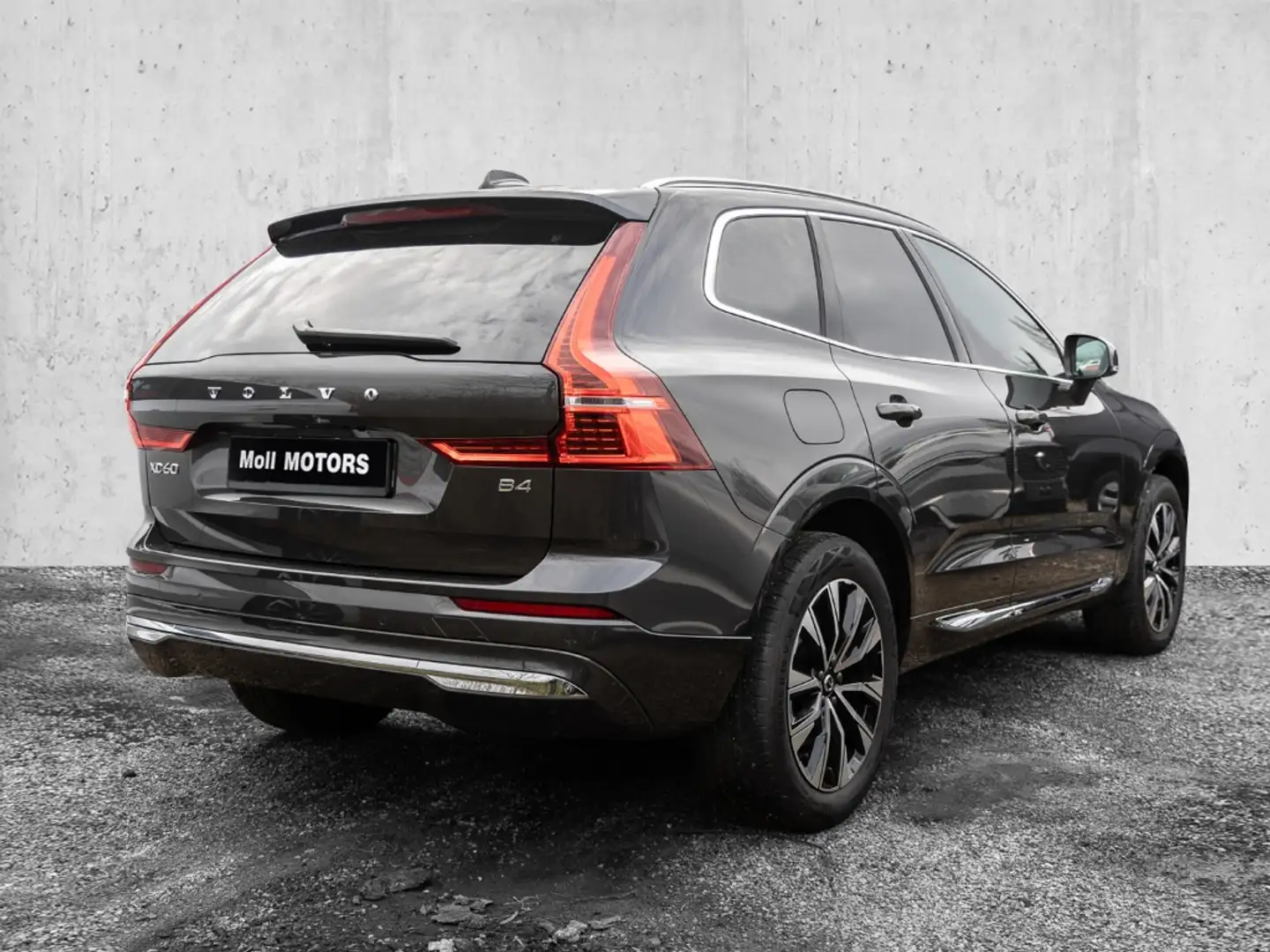 Volvo XC60 Plus Bright 2WD B4 Benzin EU6d digitales Cockpit M Grau - 2