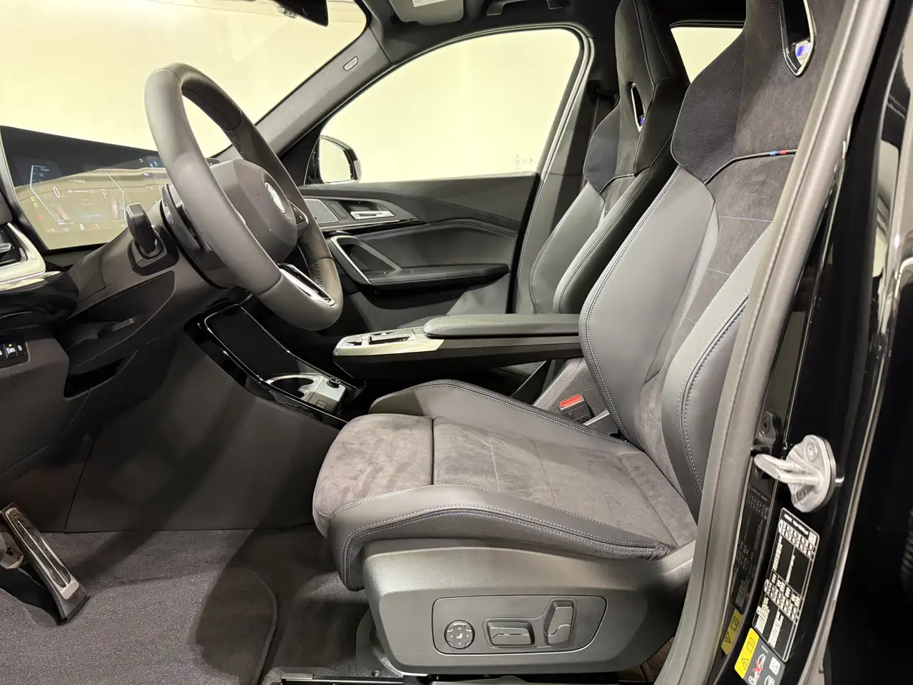 BMW iX1 eDrive20 M Sport Pro DA+ PA+ AHK HUD HK 10