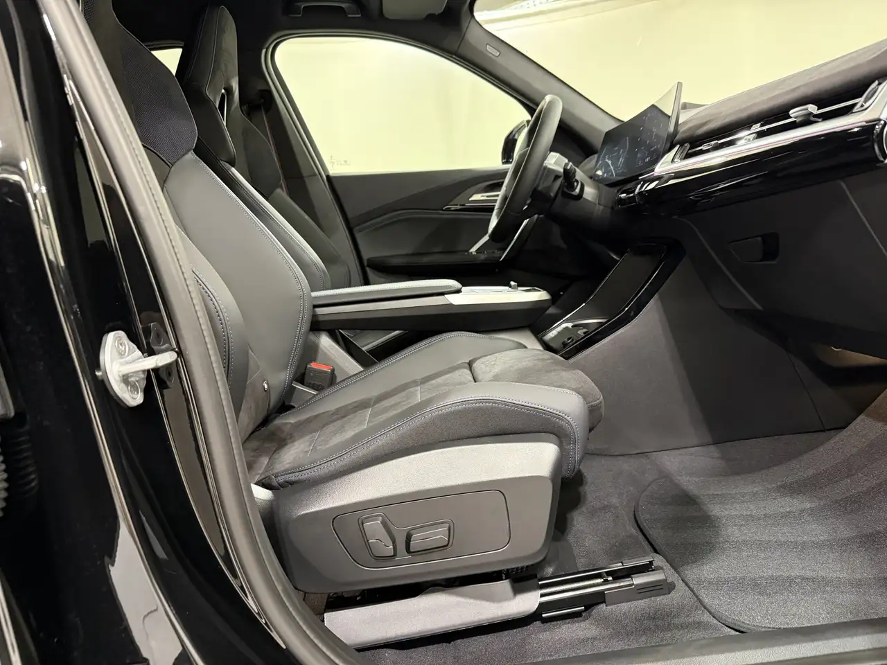 BMW iX1 eDrive20 M Sport Pro DA+ PA+ AHK HUD HK 11