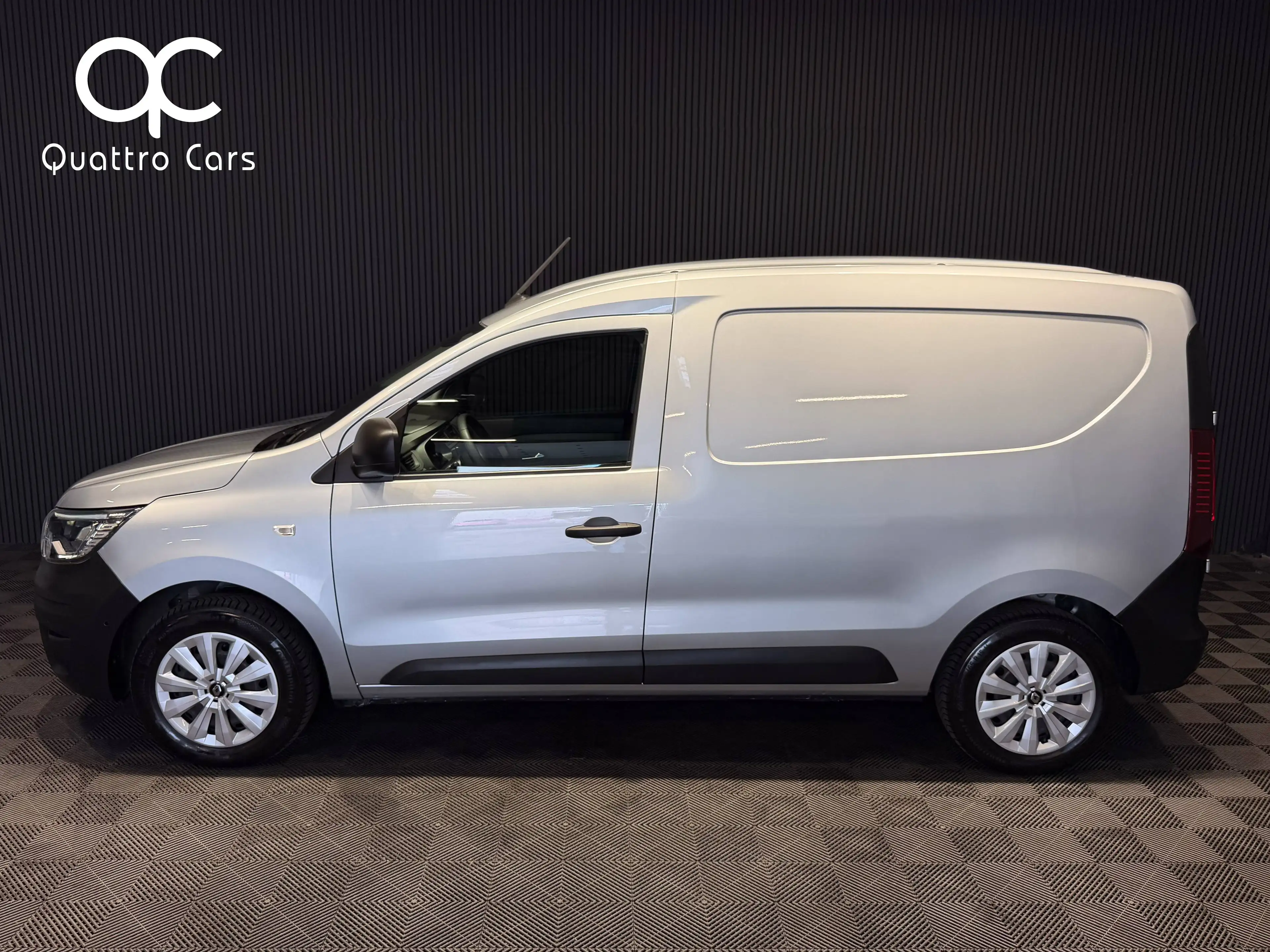 Renault Express Garantie 3 ans possible / 1.3 TCe / 1ère main / Attache remorque / Car Play — photo 4