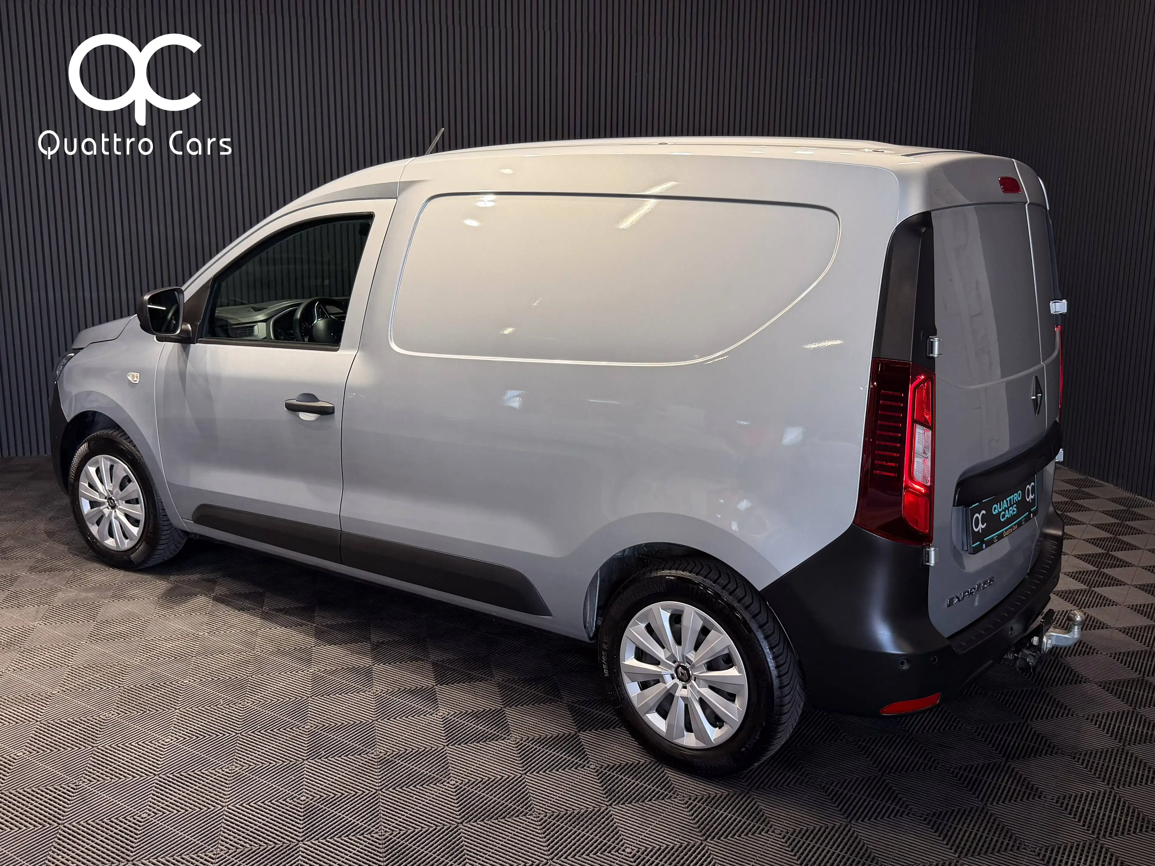 Renault Express Garantie 3 ans possible / 1.3 TCe / 1ère main / Attache remorque / Car Play — photo 7