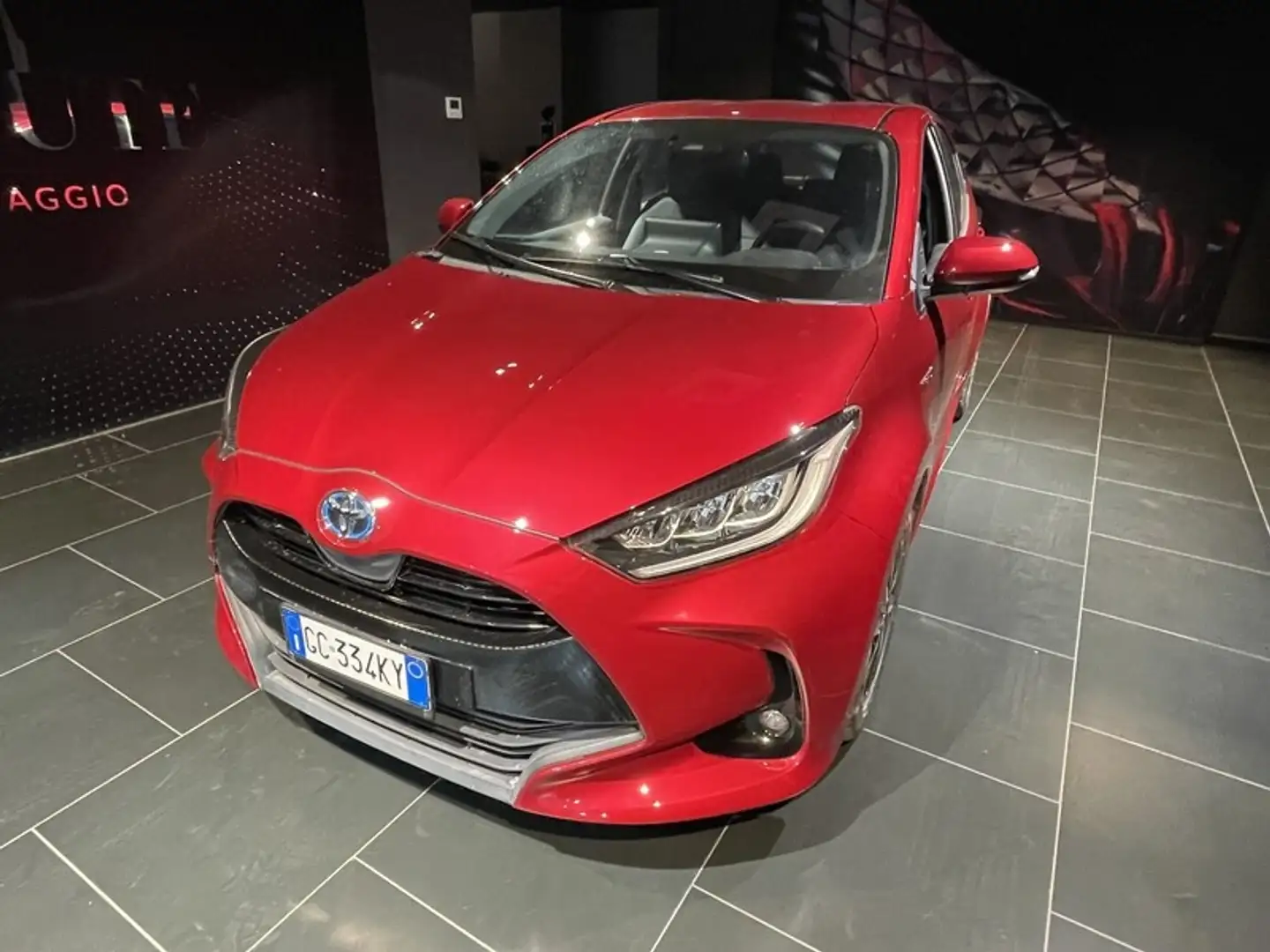 Toyota Yaris 1.5 Hybrid Trend Rosso - 1