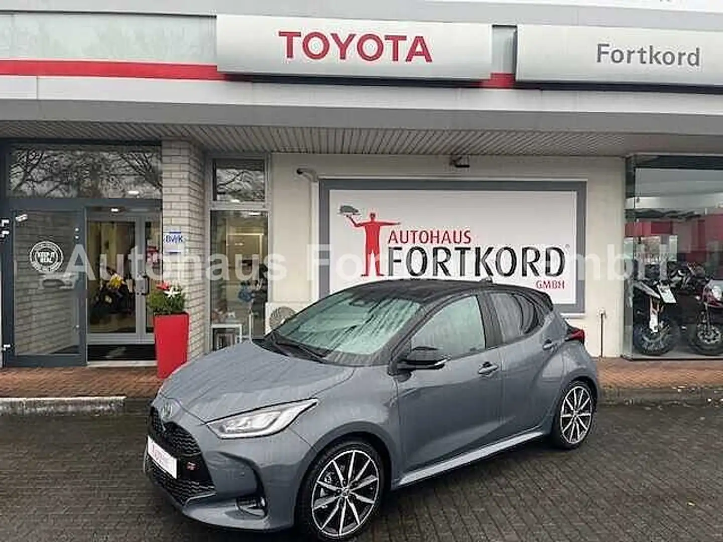 Toyota Yaris 1.5 Hybrid GR Sport - NAVI, LED, PDC, SZ ... - Grau - 1