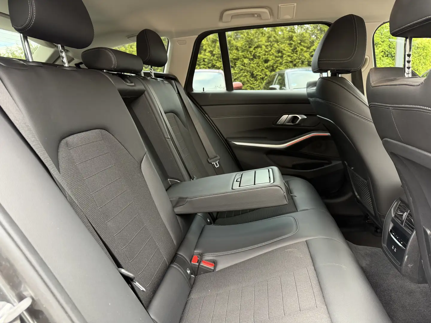 BMW 330 3-serie Touring 330e Business Edition+, Trekhaak | Grijs - 2