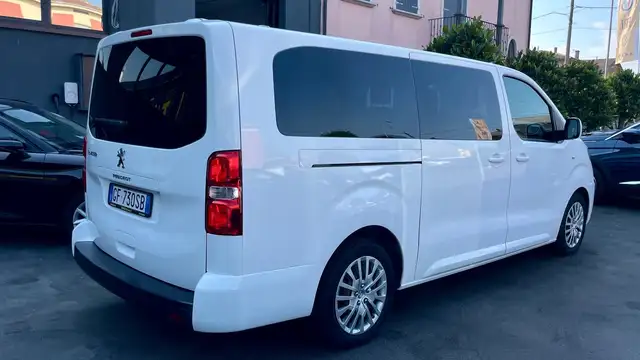 Peugeot Traveller view 6