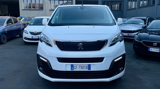 Peugeot Traveller view 2