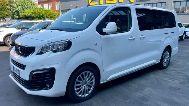 Peugeot Traveller view 3