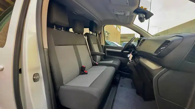 Peugeot Traveller view 12