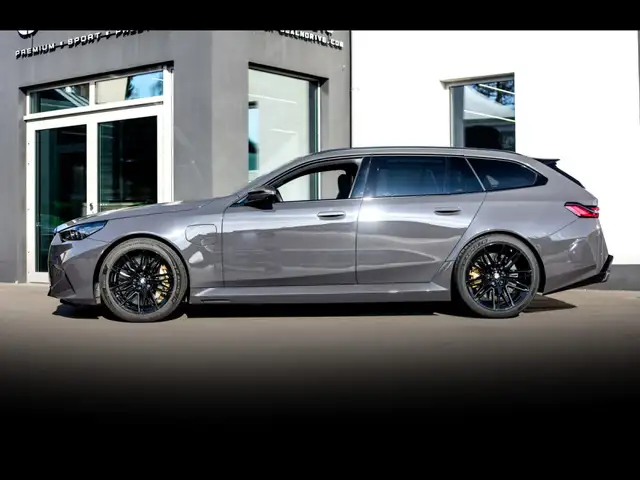 BMW M5 view 2