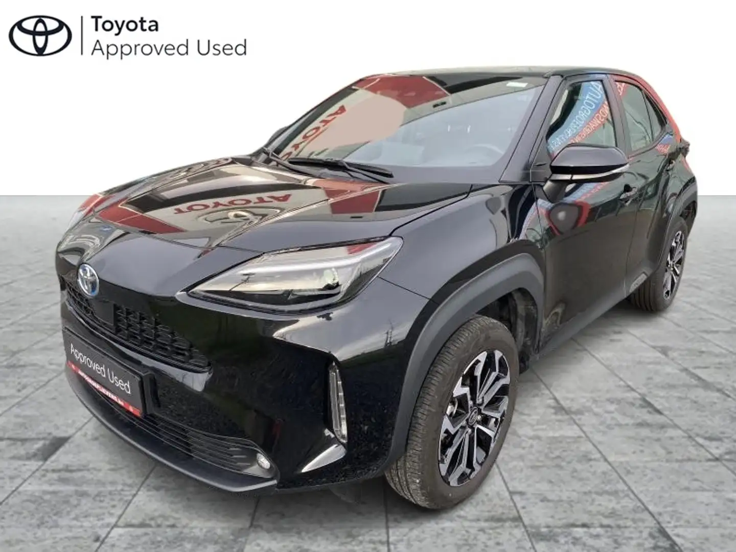 Toyota Yaris Cross Dynamic plus 1.5 Hybrid Zwart - 1
