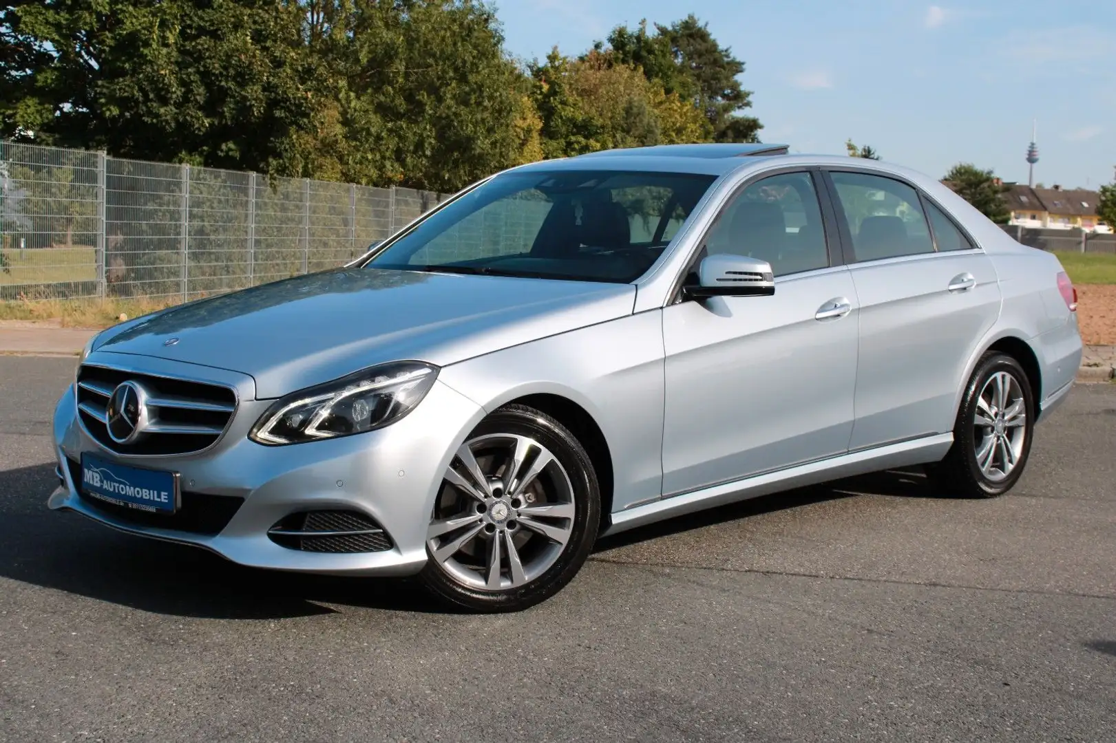 Mercedes-Benz E 300 E300 CGI BlueEfficiency Lim. LED ACC Schiebedach Silber - 2