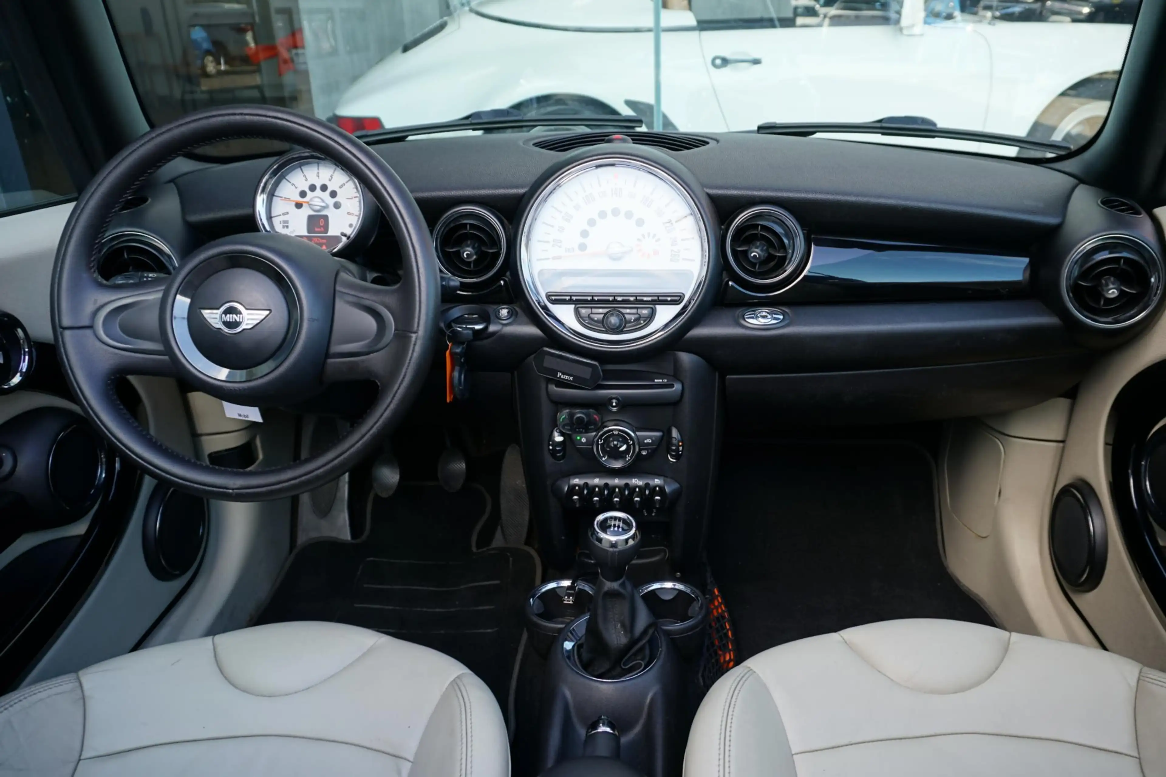 MINI One Cabrio 1.6 Chili + LEDER / PDC — photo 3