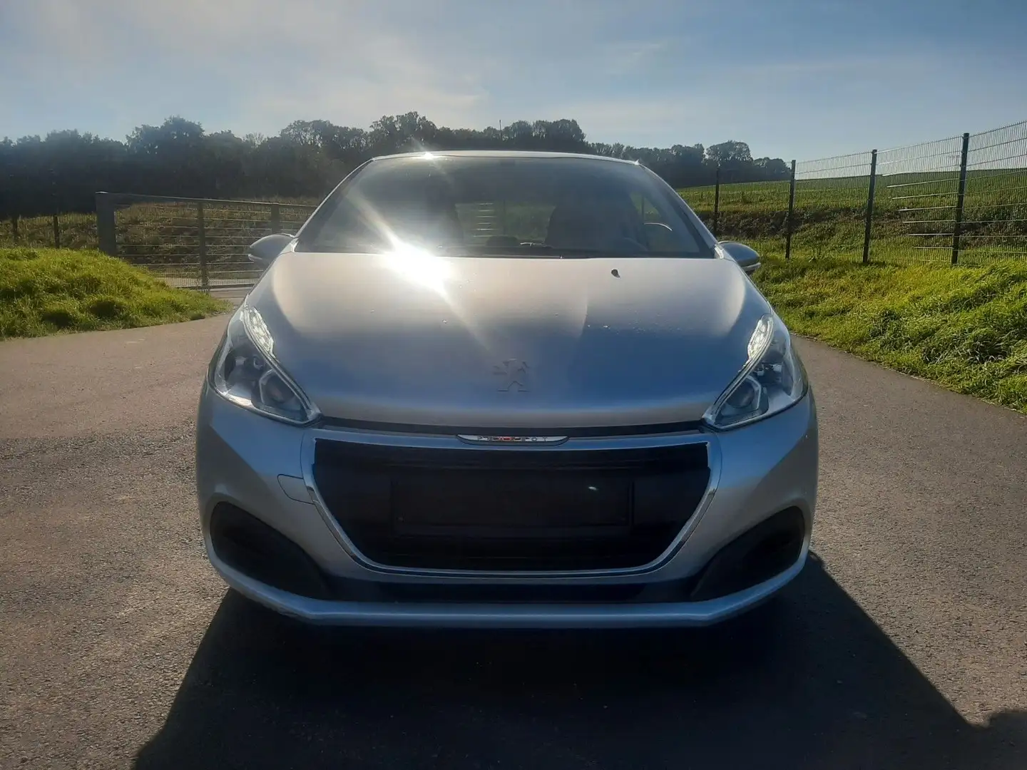 Peugeot 208 1.6 BlueHDi 100,Navi,LED,2.Hand Plateado - 2