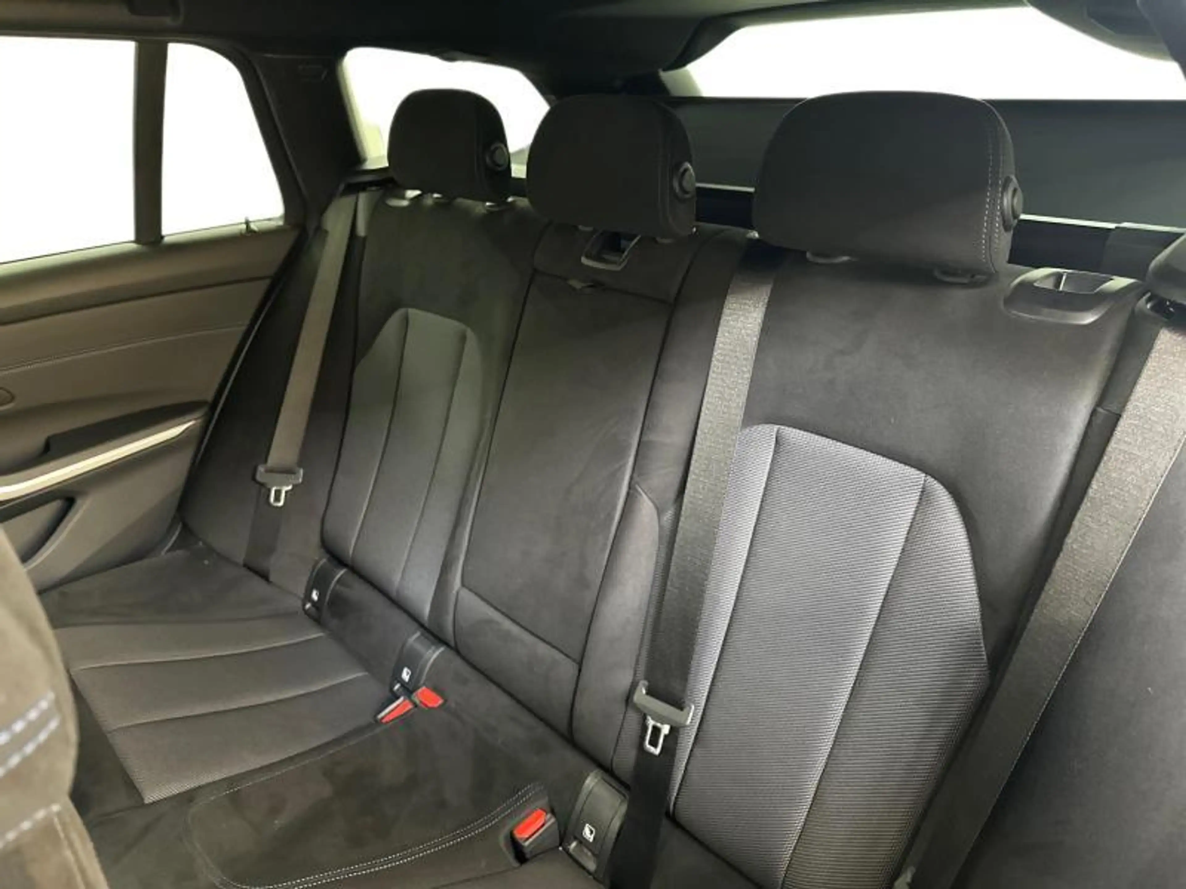 BMW 320 320dA xDrive Touring M Sport — photo 10