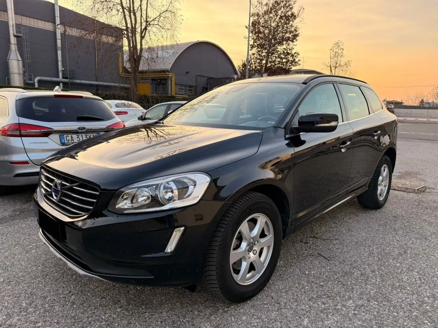 Volvo XC60 D3 Geartronic R-design Schwarz - 1