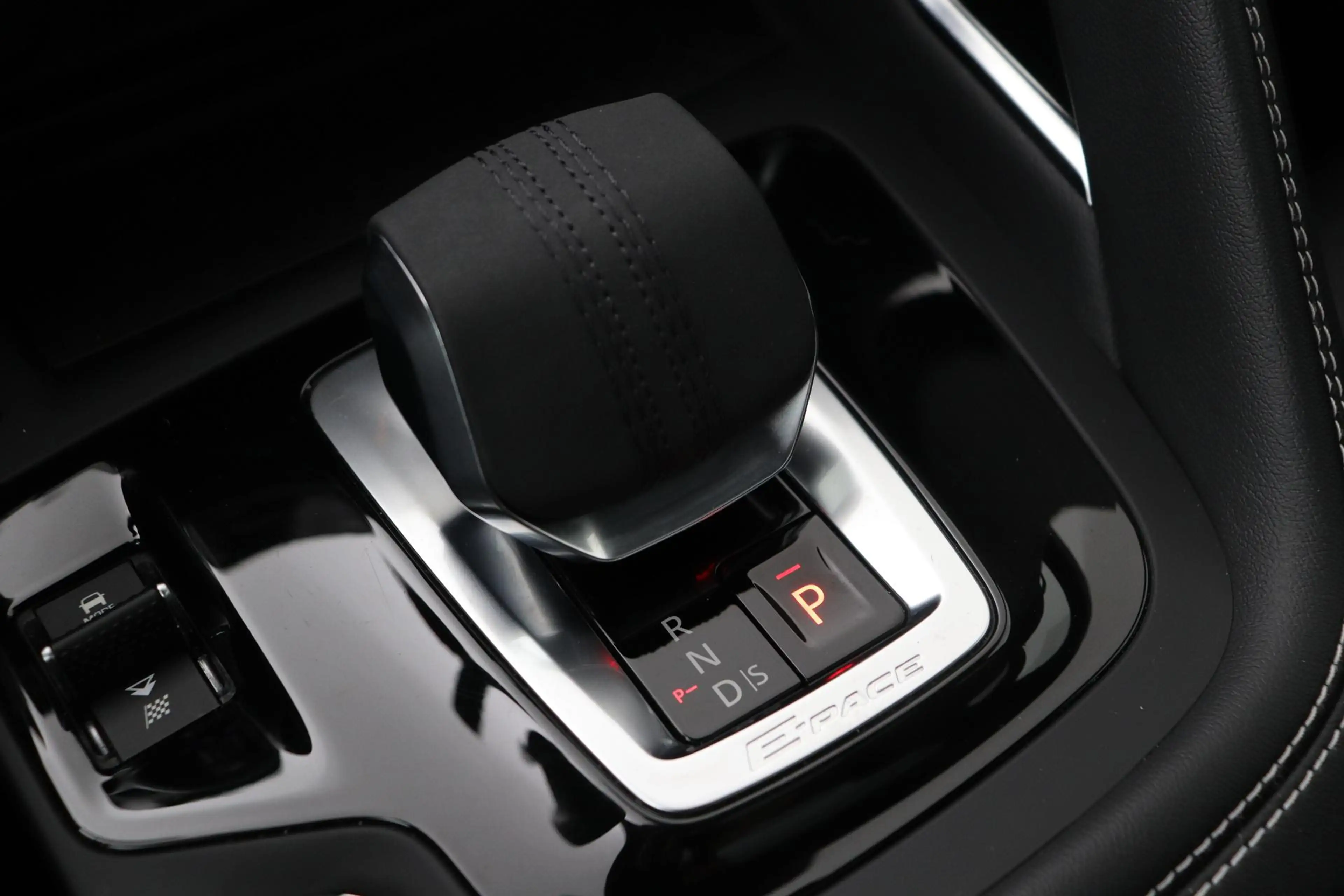 Jaguar E-Pace P300e R-Dynamic SE | Panoramadak | ACC | BLIS | Tr — photo 37