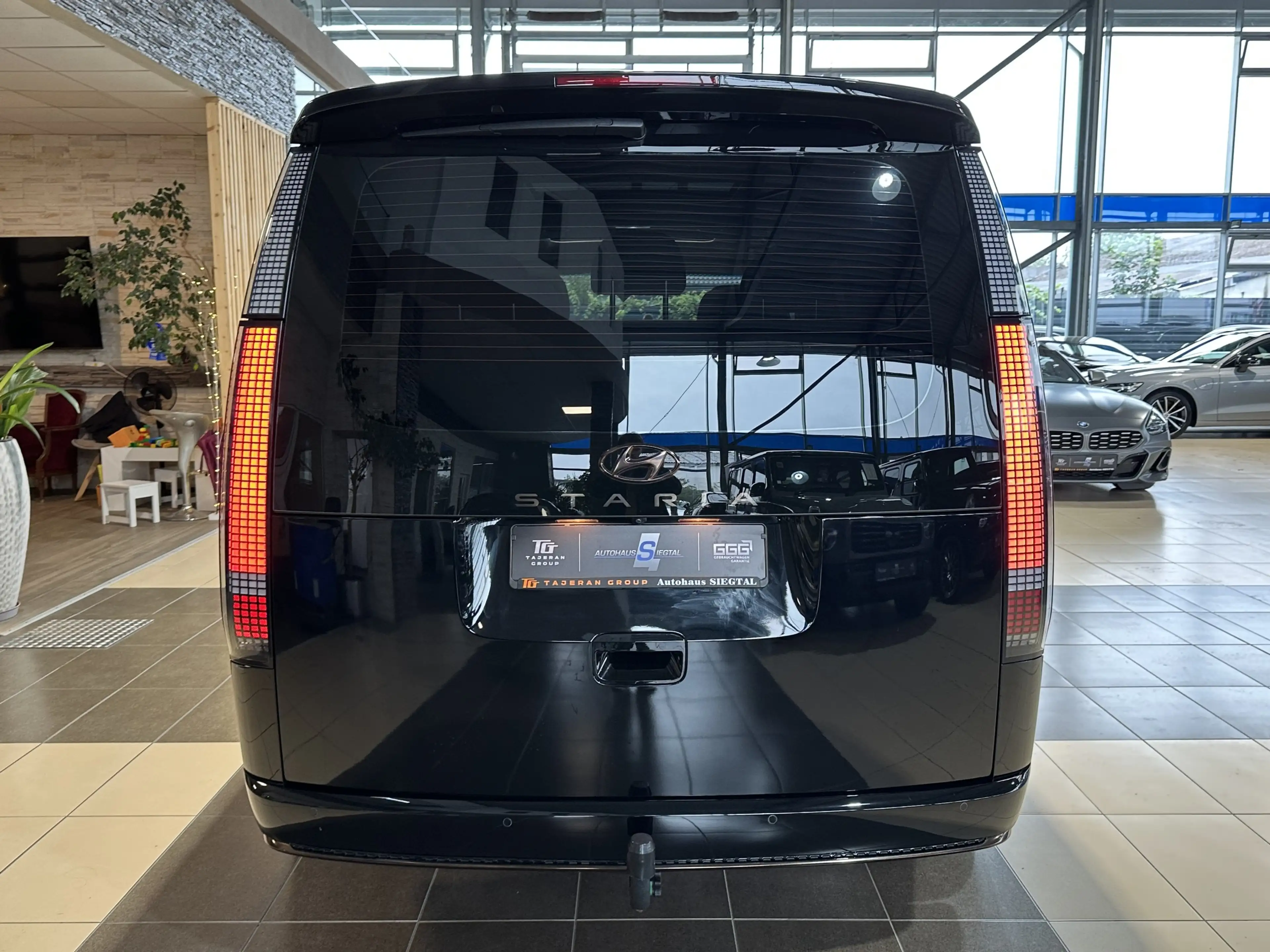 Hyundai STARIA Signature Leder Pano 360Cam 7-Sitzer AHK — photo 14