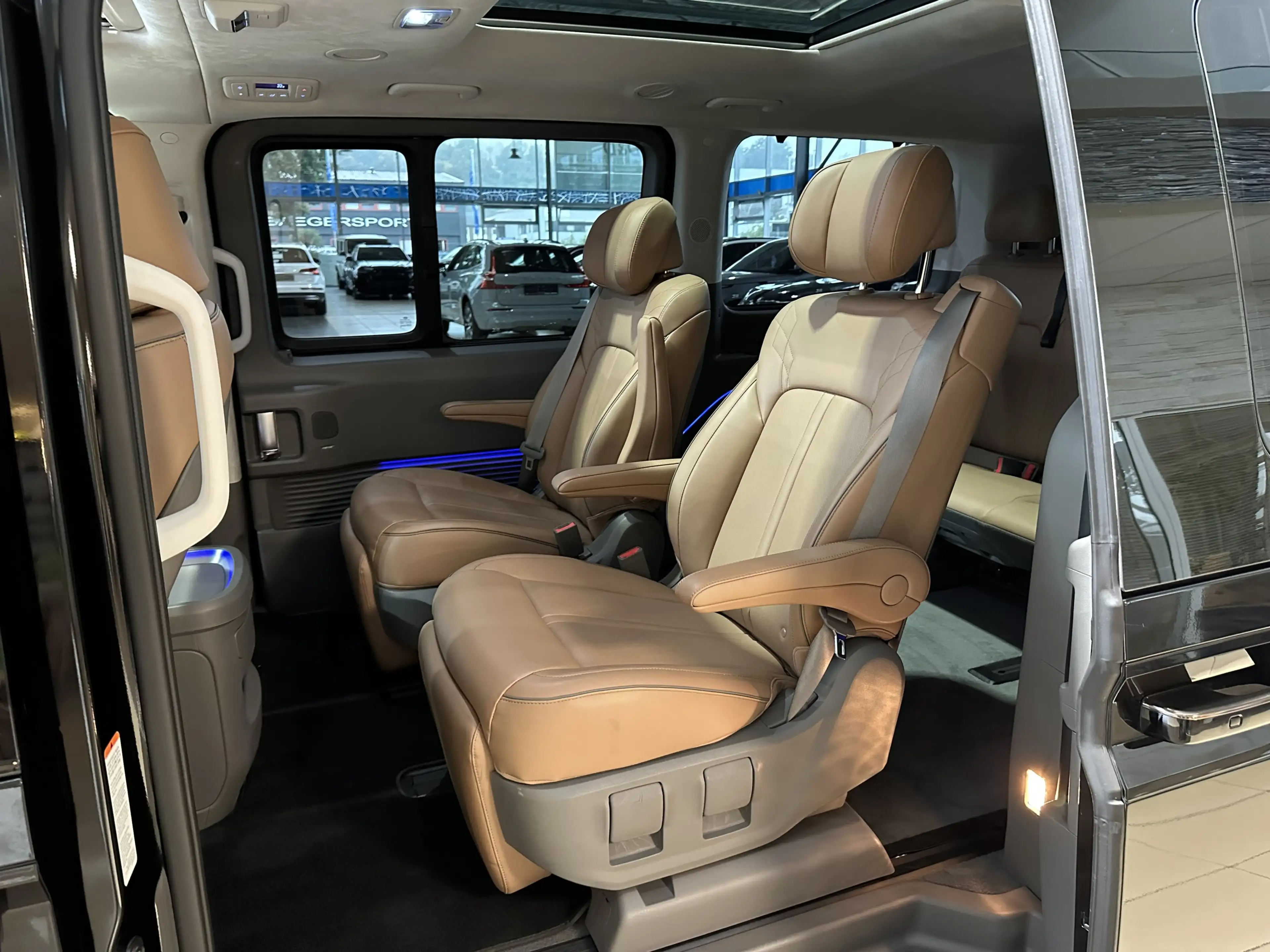 Hyundai STARIA Signature Leder Pano 360Cam 7-Sitzer AHK — photo 4