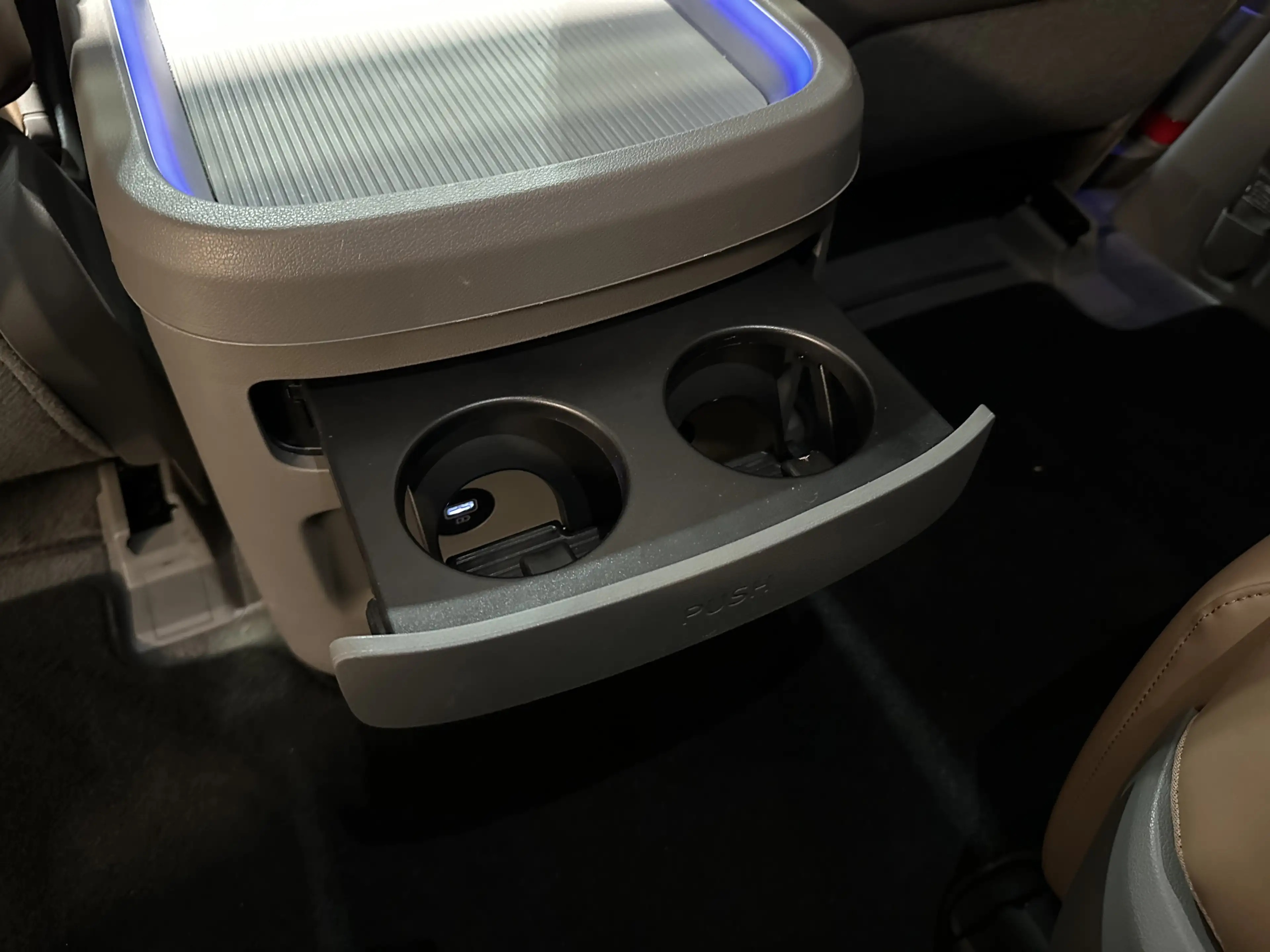 Hyundai STARIA Signature Leder Pano 360Cam 7-Sitzer AHK — photo 7