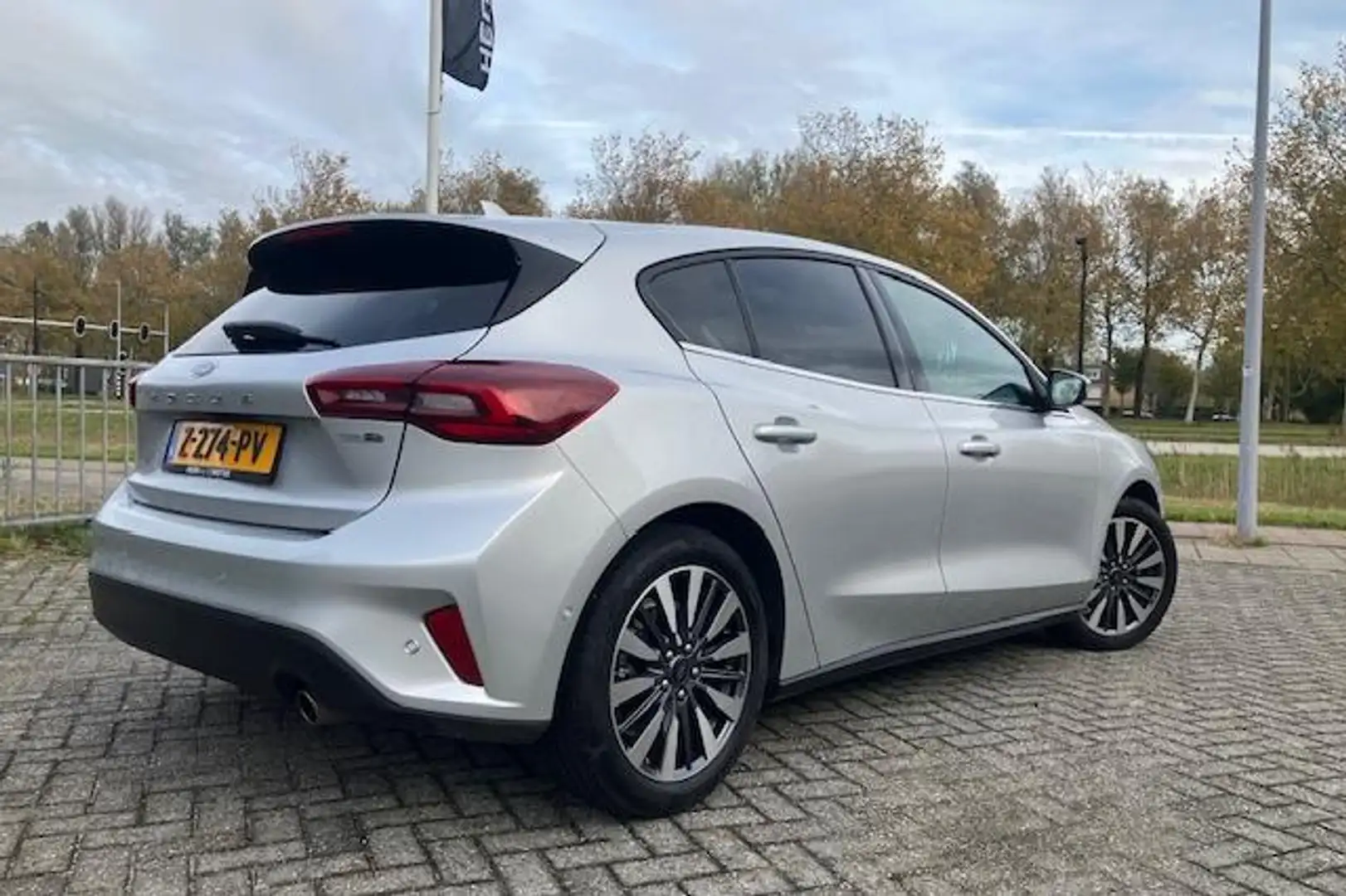 Ford Focus 1.0 EcoBoost 125PK Hybrid Titanium X Grijs - 2