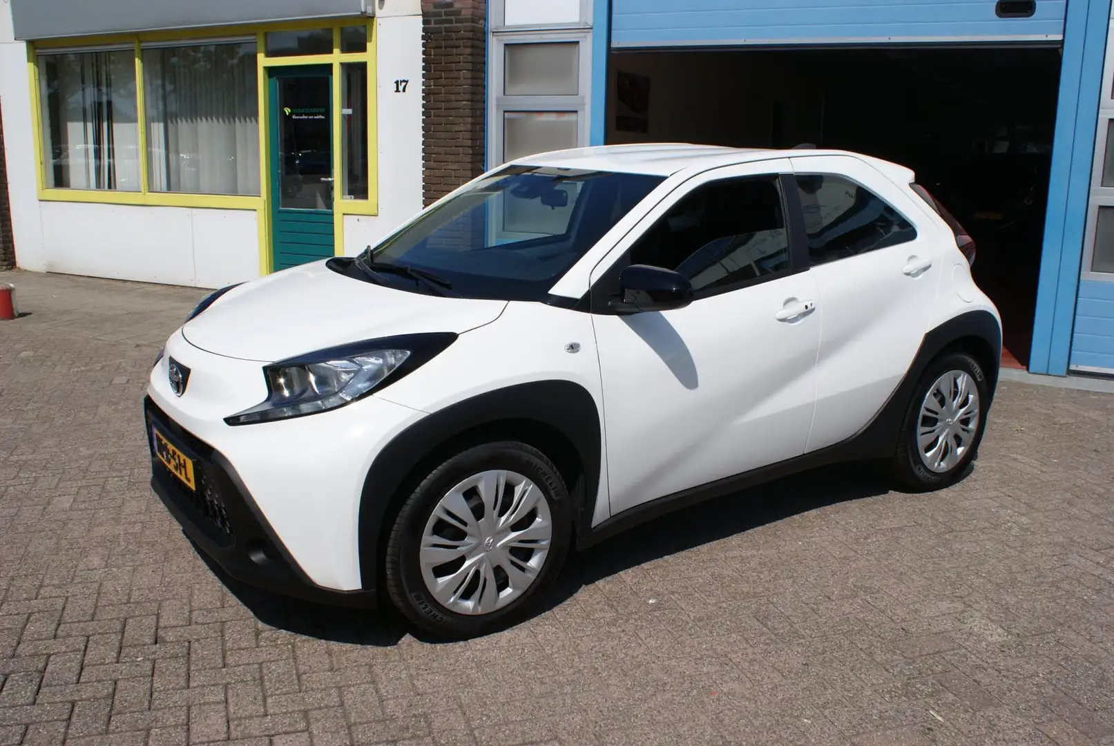 Toyota Aygo X 1.0 VVT-i MT Play Wit - 1
