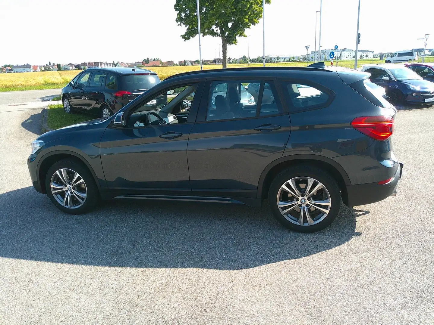 BMW X1 Baureihe X1 xDrive 20 i Sport Line Grau - 2