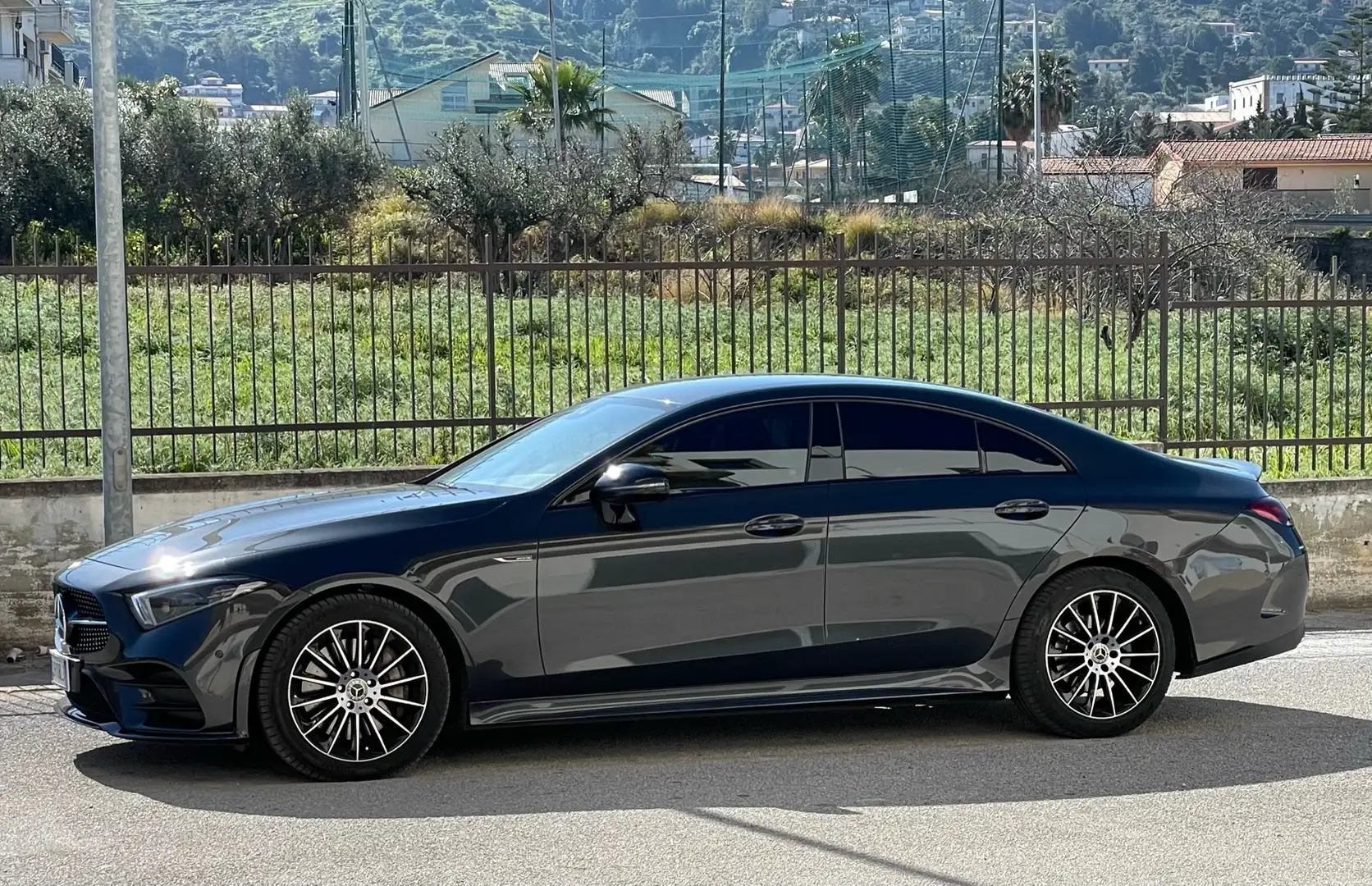 Mercedes-Benz CLS 300 Coupe AMG Grey - 1