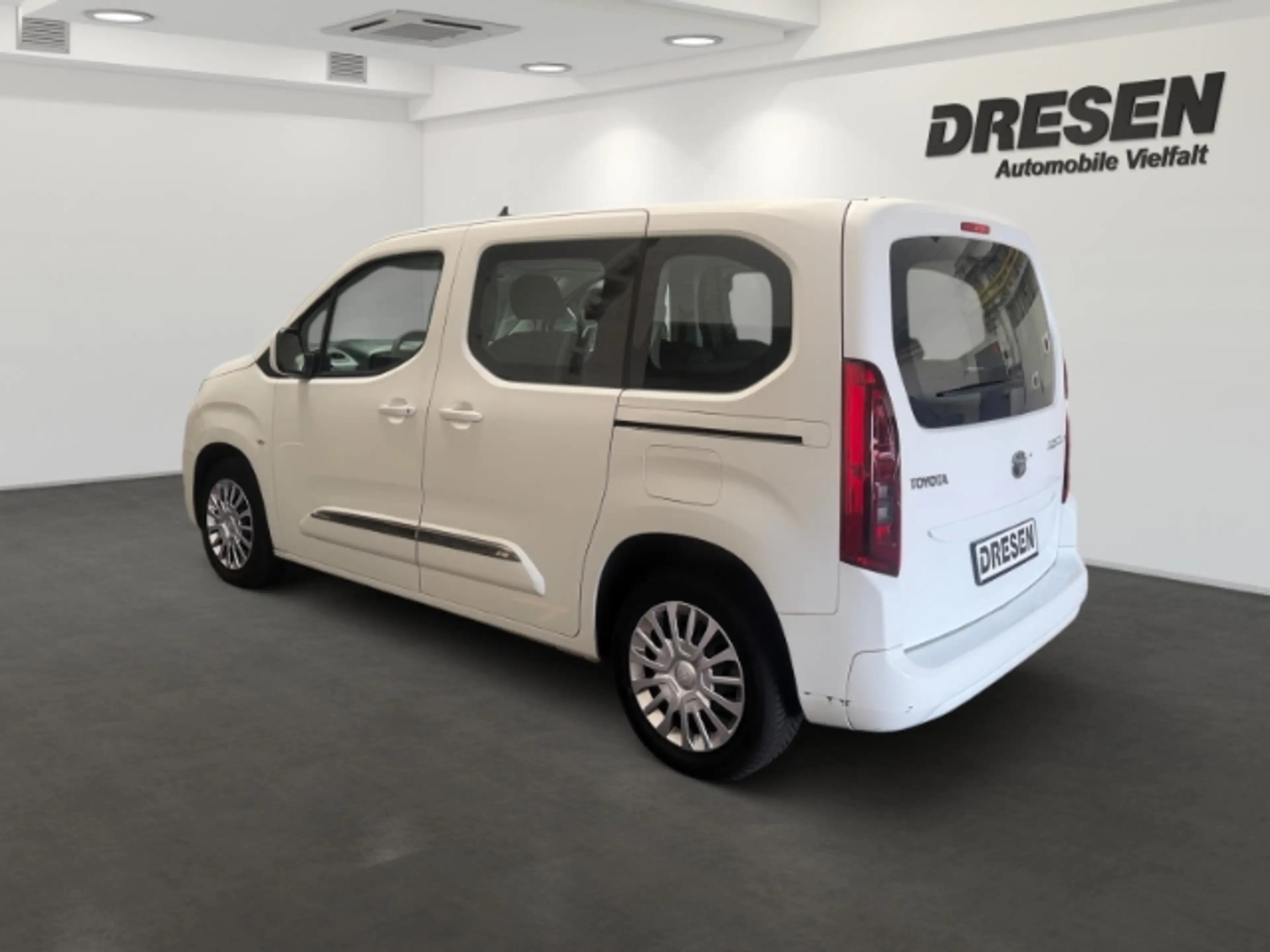 Toyota Proace City L1 Shuttle Citiy Verso 1.2 — photo 4