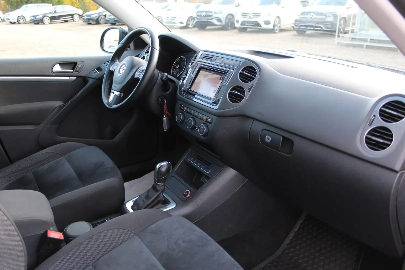 Volkswagen Tiguan Sport & Style 4Motion*DSG*NAVI*KAMERA*1Hd Schwarz - 2