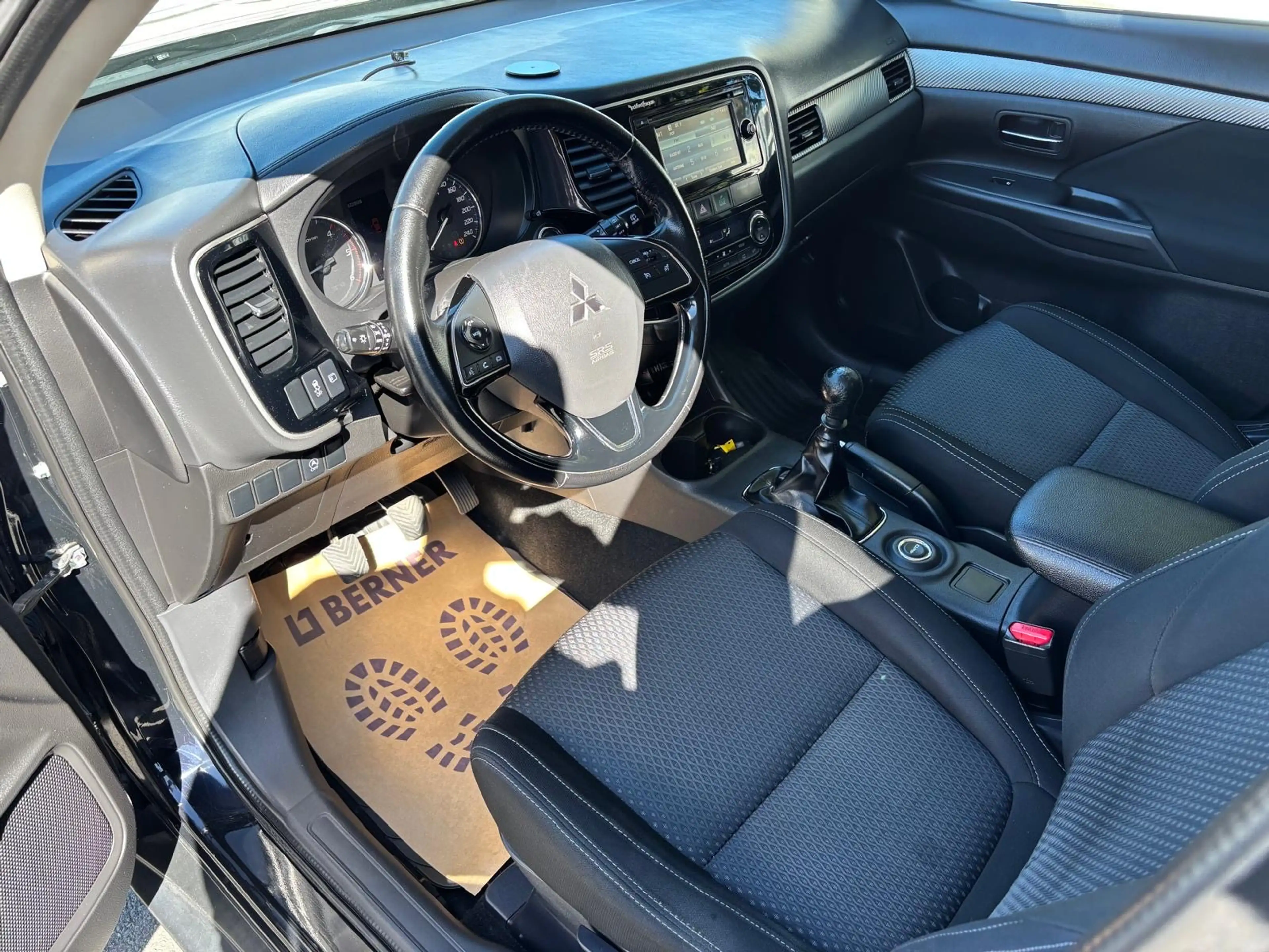 Mitsubishi Outlander 2,2 DI-D AS 4WD Intense -- Service und Pickerl neu — photo 8