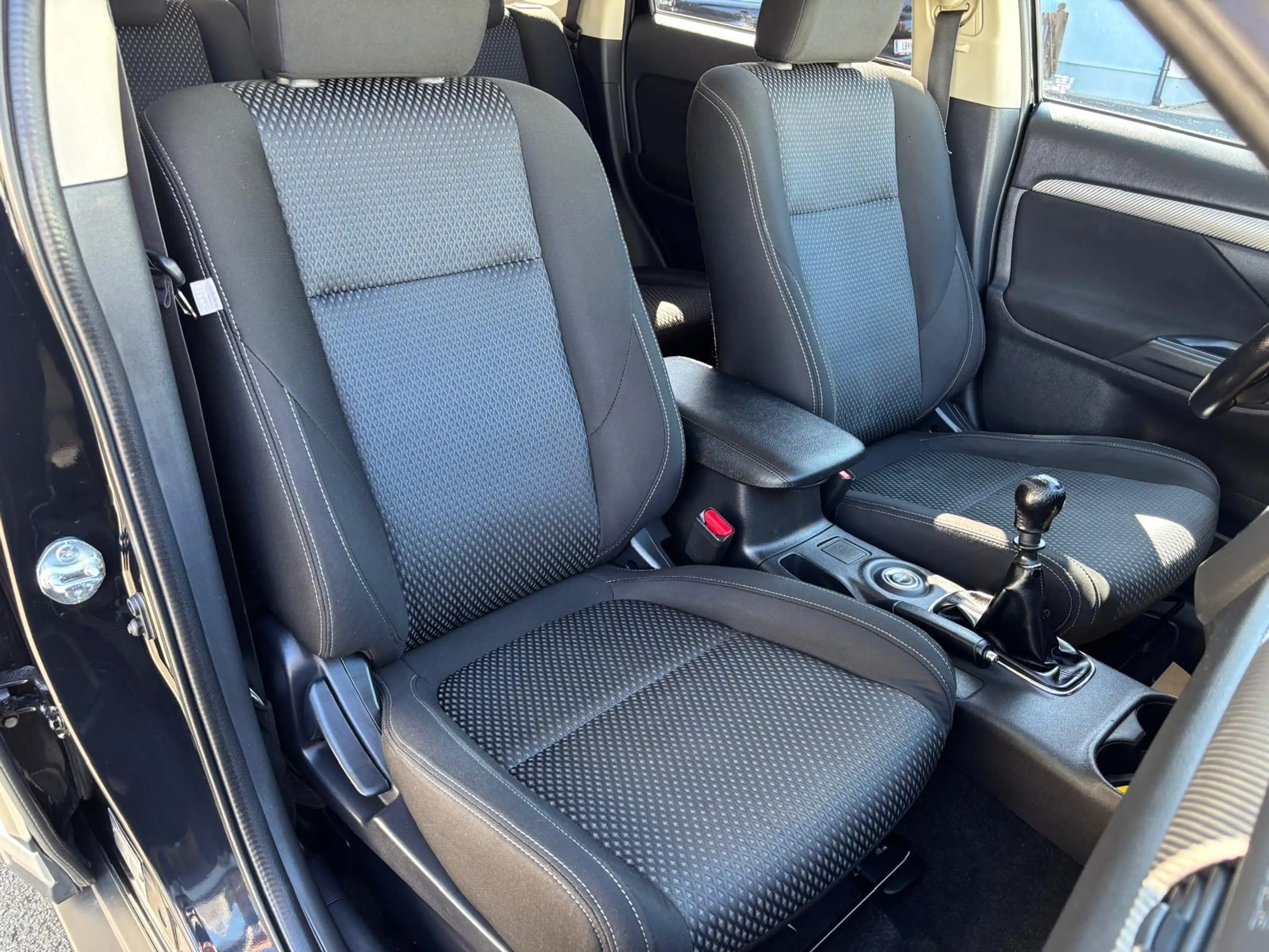 Mitsubishi Outlander 2,2 DI-D AS 4WD Intense -- Service und Pickerl neu — photo 13