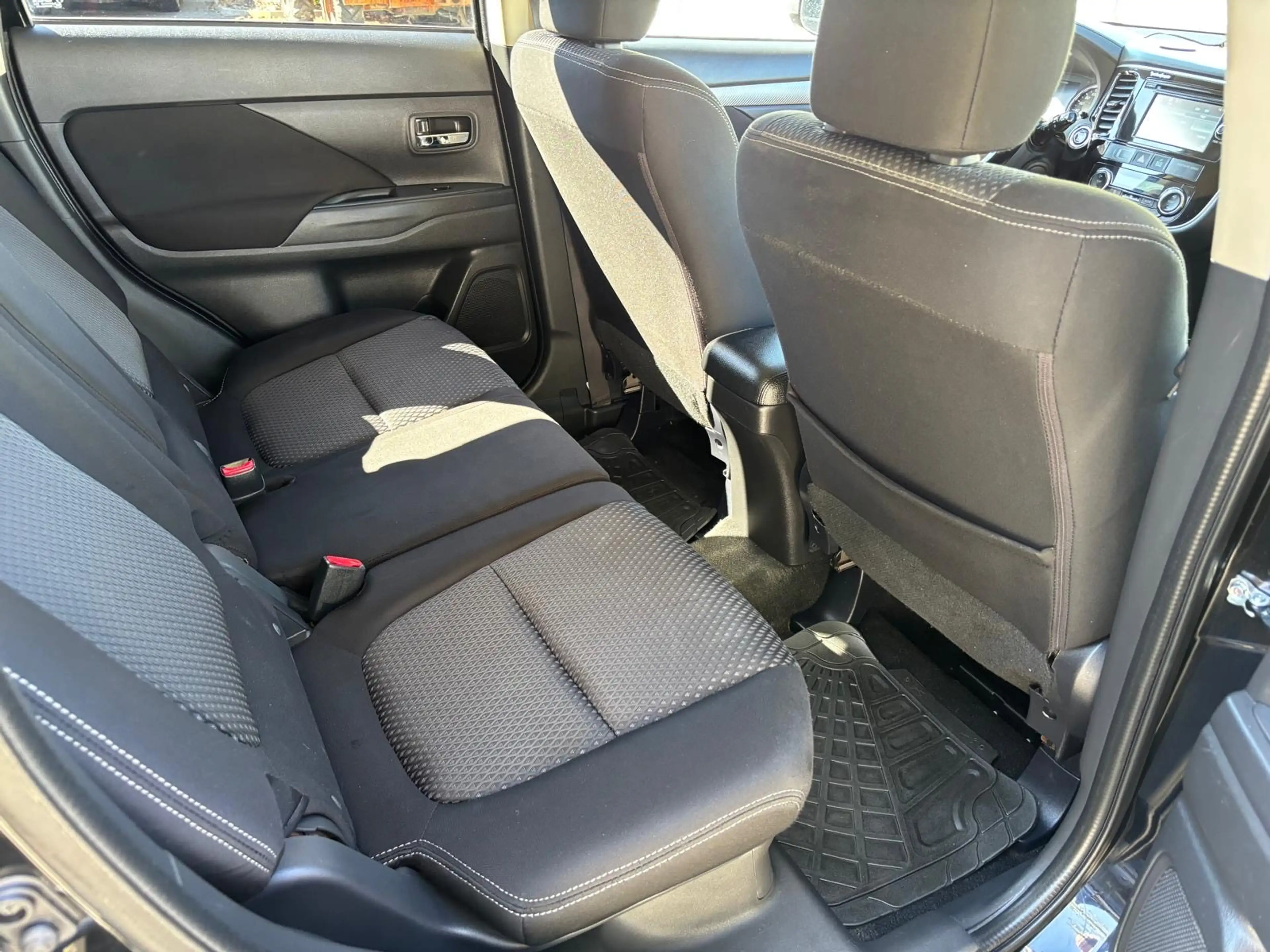 Mitsubishi Outlander 2,2 DI-D AS 4WD Intense -- Service und Pickerl neu — photo 14