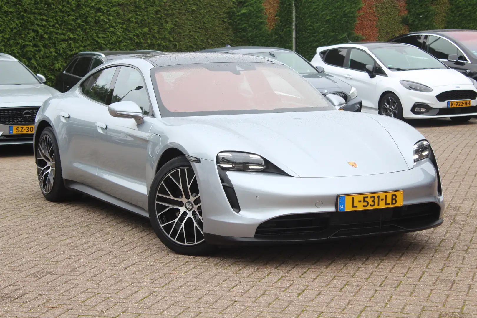 Porsche Taycan Performance 84 kWh / NIEUWSTAAT! / SoH 94.5% / Pan Gris - 1