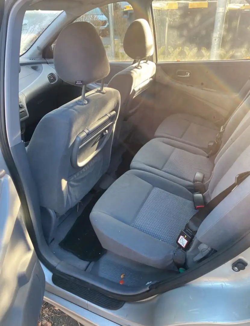 Nissan Almera Tino - 2