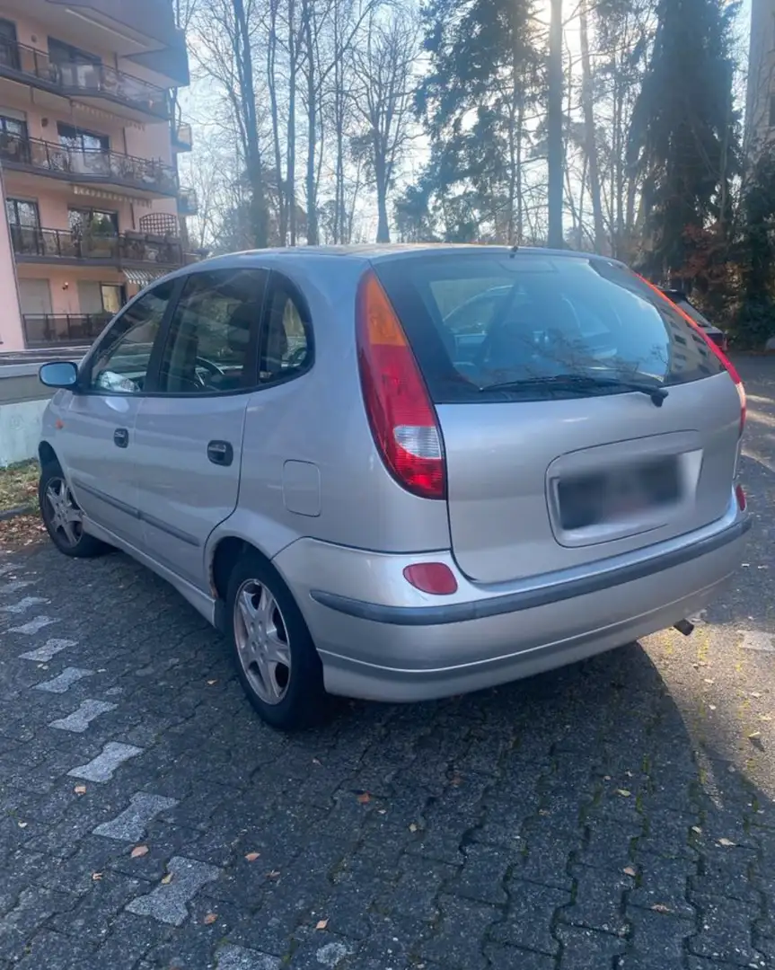 Nissan Almera Tino - 1