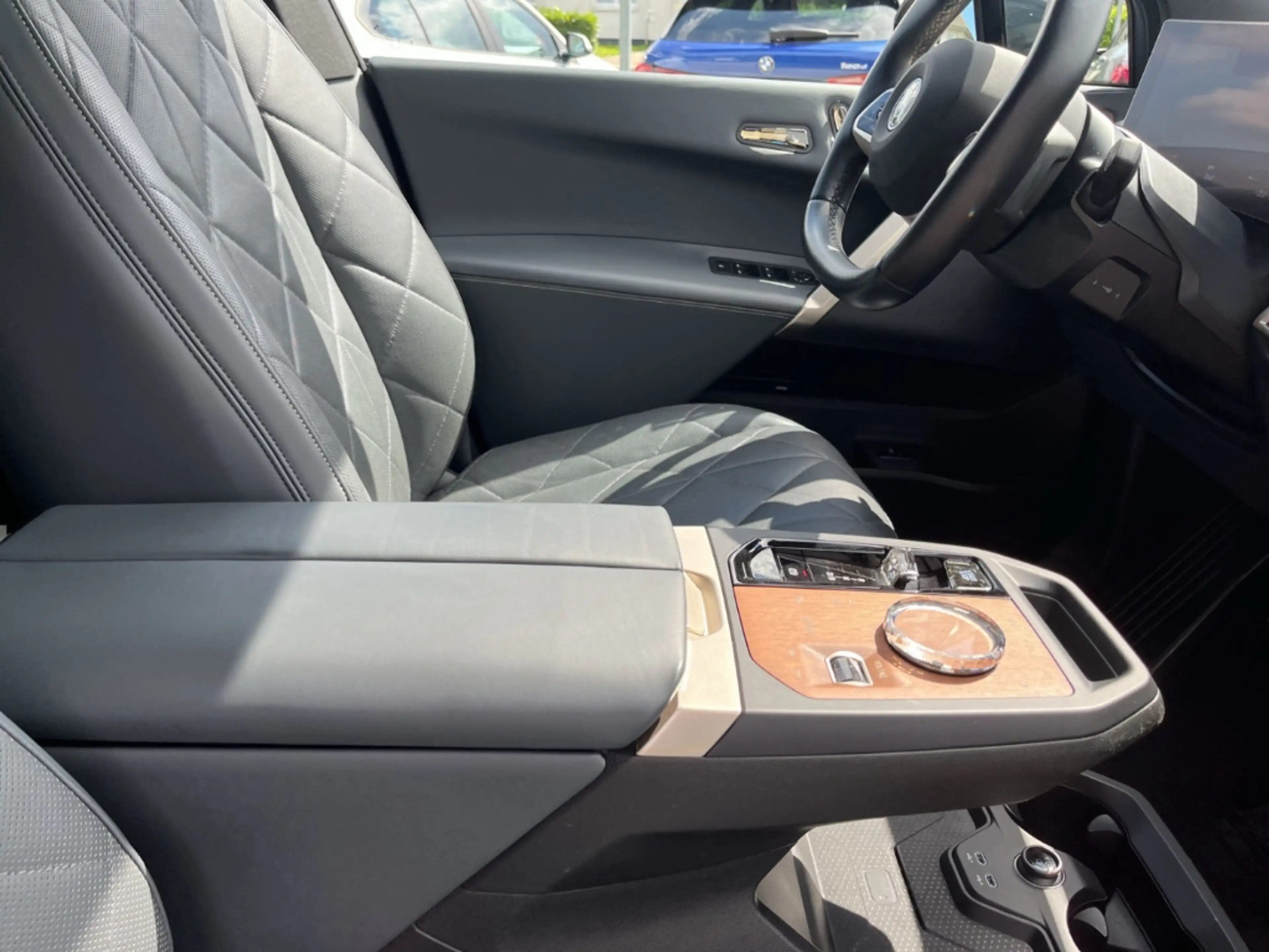 BMW iX Sport xDrive40/HUD/AHK/Panorama/HarmanKardon — photo 11
