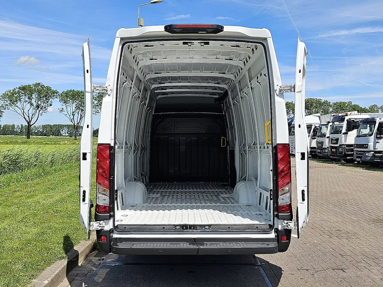 Iveco Daily 2023 — фото 13